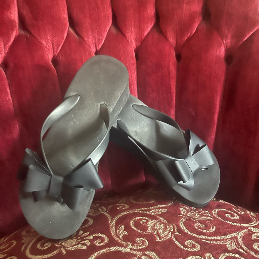 Cute black bow flippies.